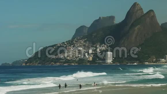 冲浪者在里约热内卢的伊帕内马海滩划船视频的预览图