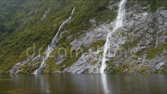 新西兰隐湖瀑布视频的预览图