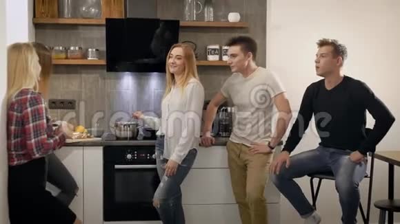 两个男孩和三个女孩一起开小家庭聚会一起做饭视频的预览图