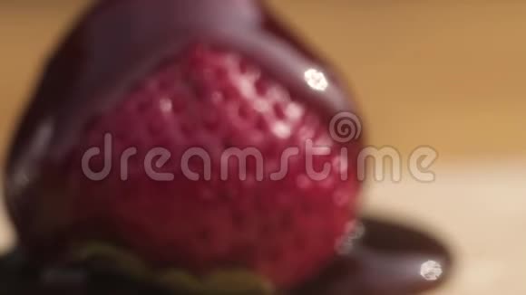 对成熟草莓倒入巧克力糖浆的宏观摄影视频的预览图