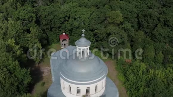 从旧教堂飞无人机从鸟瞰一座废弃的废弃教堂的无人机废弃的旧教堂视频的预览图