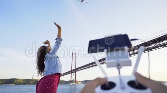 在海边用无人驾驶飞机视频的预览图