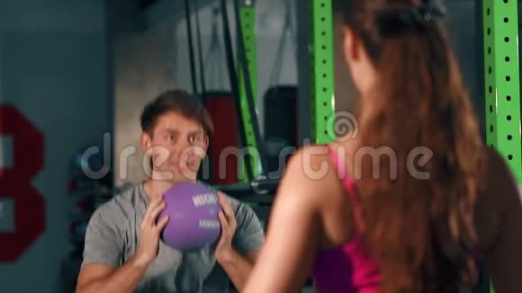 几个朋友一起在健身房训练有氧运动运动健身生活方式美容理念在电影院的摄像机上拍摄视频的预览图