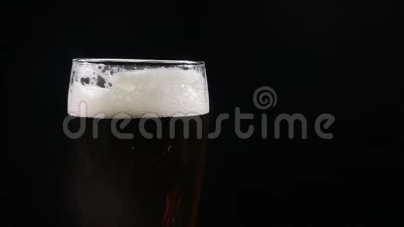 把啤酒从绿色瓶子倒入玻璃杯超级慢动作视频视频的预览图