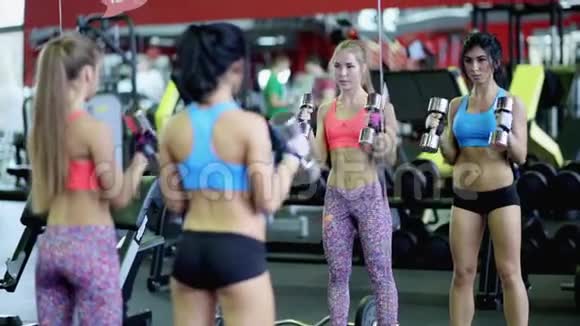 女孩们在健身房用哑铃锻炼视频的预览图