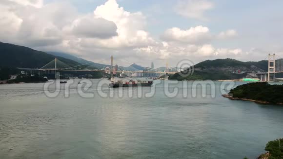 马湾岛附近经东湾进入香港的货船从四架飞机上看到视频的预览图