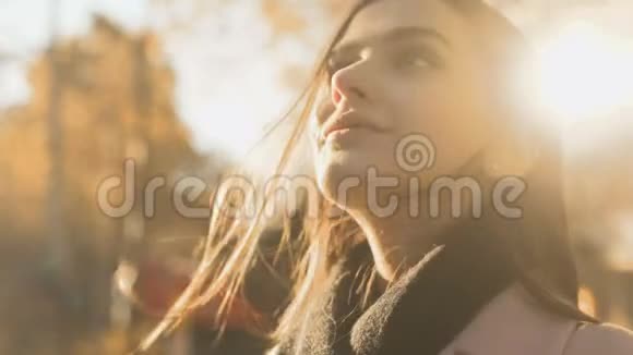 快乐有动力的年轻女士微笑着享受秋日的阳光感受灵感视频的预览图