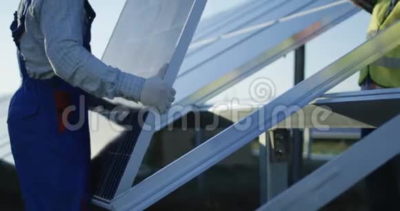 男子在户外安装太阳能电池板视频的预览图
