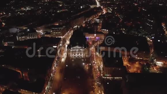 从屋顶上飞到近郊古老的欧洲城市乌克兰利沃视频的预览图