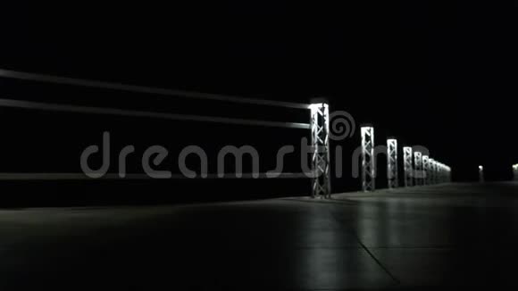 夜间空铺柱子上有背光视频的预览图