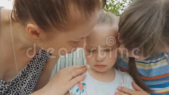 妈妈和女儿坐在花园秋千上父母和孩子的家庭关系视频的预览图