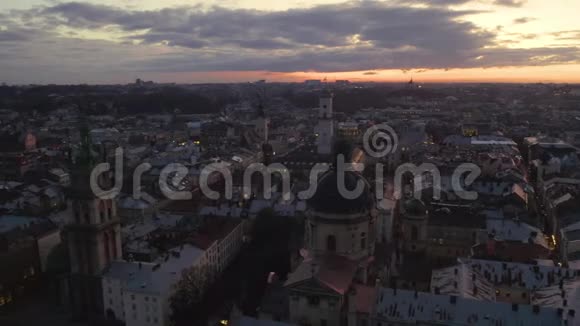 从屋顶上飞到近郊古老的欧洲城市乌克兰利沃视频的预览图