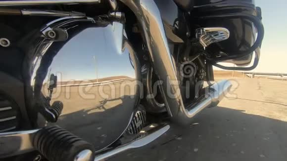 在一个漂亮的镀铬部分摩托车反映了道路和路边远距离旅行视频的预览图
