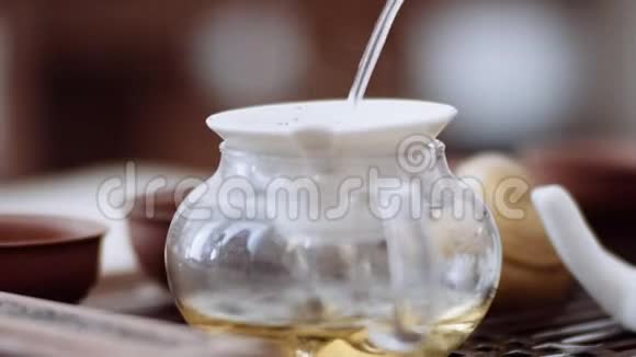 茶叶通过筛子倒入水壶然后筛去茶道仪式视频的预览图