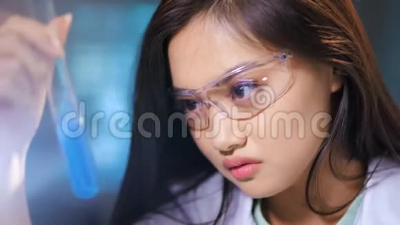 亚洲女性保健专业工作人员戴防护眼镜混合化学品视频的预览图