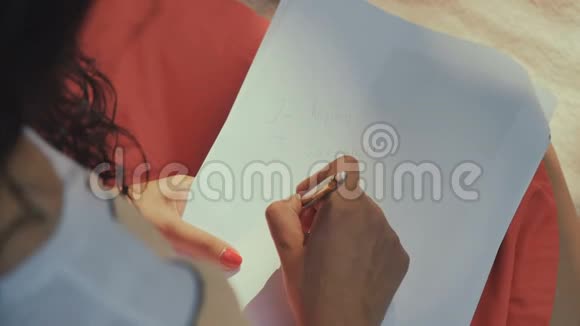 女孩用纸条亲吻一张纸视频的预览图