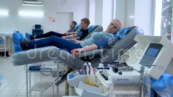 人在输血中心献血医疗器械视频的预览图