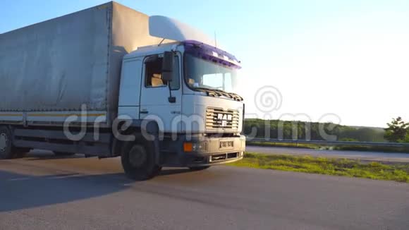 晚上卡车在高速公路上行驶镜头跟随卡车驶过乡村背景是日落司机视频的预览图