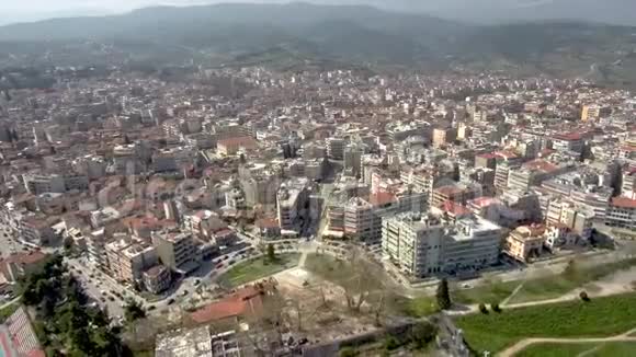 以广场和公园希腊维利亚市为中心的城市环境鸟瞰图用无人驾驶飞机来回移动视频的预览图