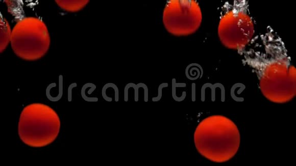 红樱桃火鸡落在透明的水中黑色背景视频的预览图
