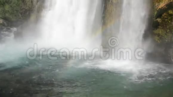 日落时有彩虹的瀑布克里克的落水进入克尔卡河的源头22米高的瀑布视频的预览图
