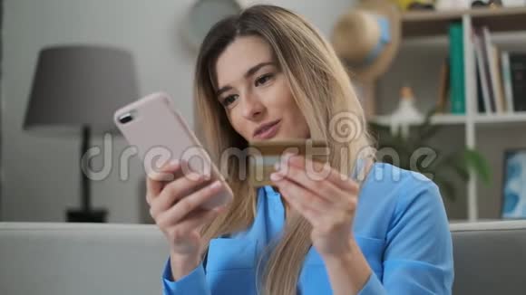 女性用信用卡用户应用程序和智能手机在线支付在线购物生活方式技术女孩视频的预览图