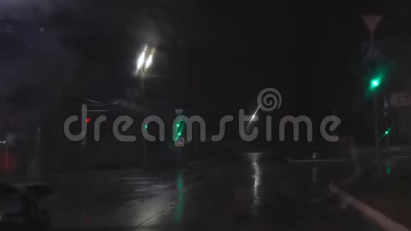 雨中的夜路视频的预览图