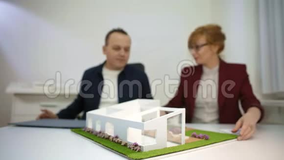 两位建筑师在办公室玩模型房A视频的预览图