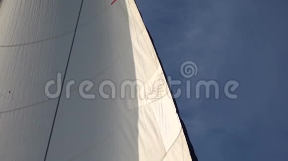 白帆在风中摇曳慢动作视频的预览图