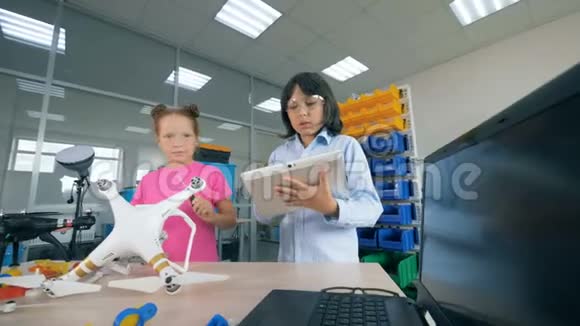 实验室里的学生儿童使用特殊设备修理无人机视频的预览图