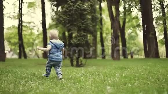 小男孩跑到外面视频的预览图
