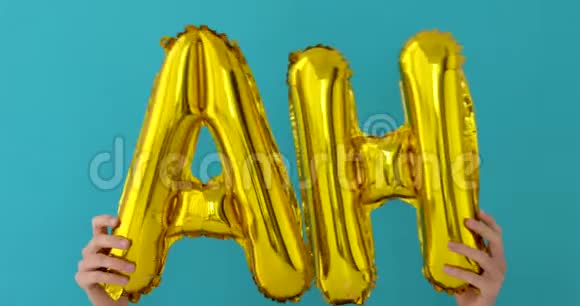 充气气球做成的金色字母视频的预览图