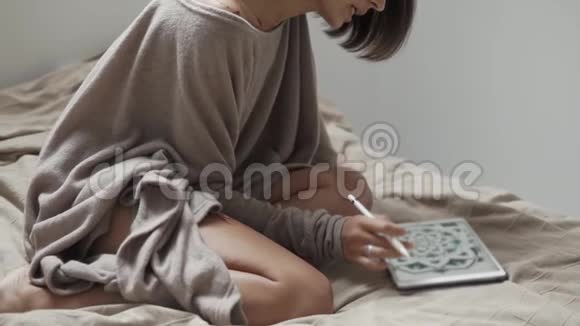 女人在床上练习艺术视频的预览图