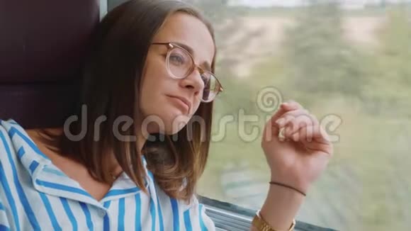 年轻女子坐火车旅行视频的预览图