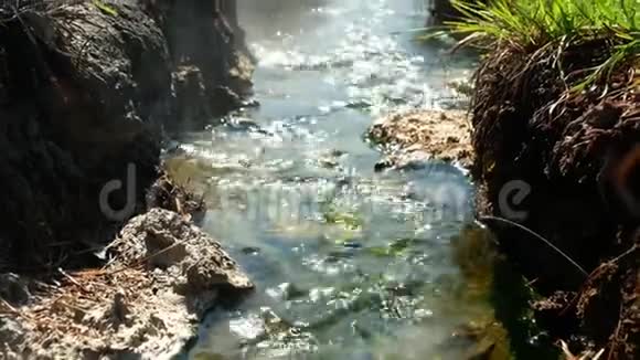 在泰国清迈的方温泉火山温泉以蒸汽流过天然岩石的移动镜头视频的预览图