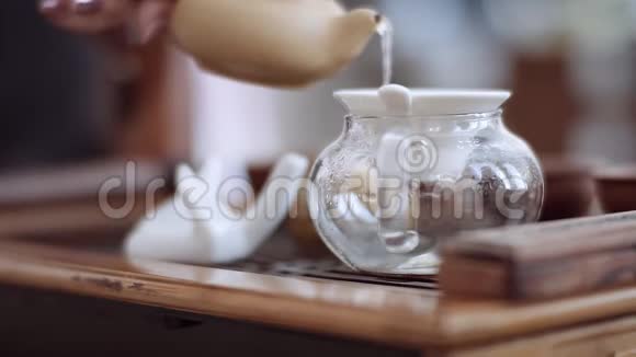 特写镜头展示茶道茶被倒进一个特殊的玻璃容器里视频的预览图