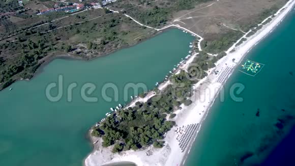 鸟瞰雄伟的海滩与绿松石水域和树木在格拉罗卡沃斯哈基迪基希腊侧面移动无人机视频的预览图