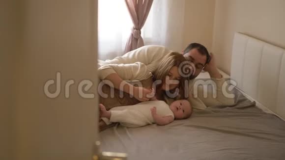 一家人爸爸妈妈和女儿躺在床上视频的预览图