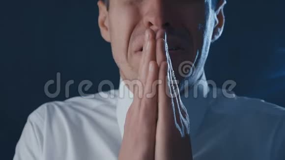 一个沮丧的商人在绝望中祈祷业务中问题的概念视频的预览图