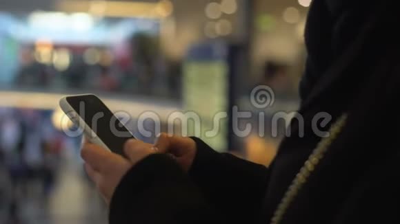 女性在智能手机上打字站在购物中心网上银行视频的预览图