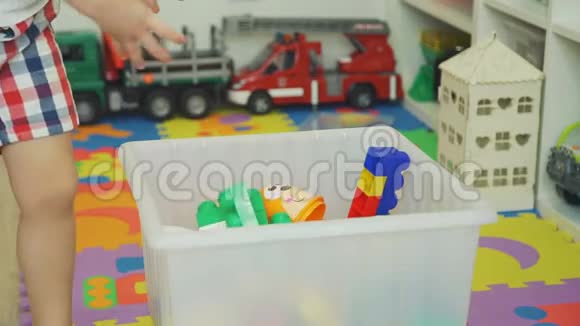 小男孩用玩具打扫房间视频的预览图