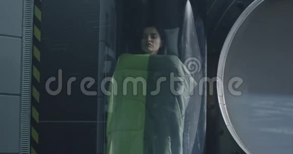 女宇航员睡在玻璃吊舱里视频的预览图