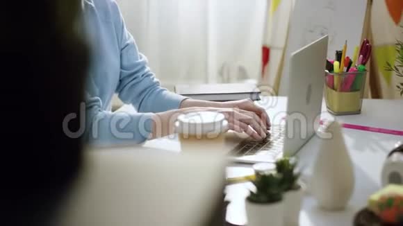 年轻女作家在笔记本电脑上打字视频的预览图