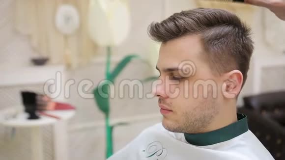 沙龙里的男式发型理发店的男士发型完成美发视频的预览图
