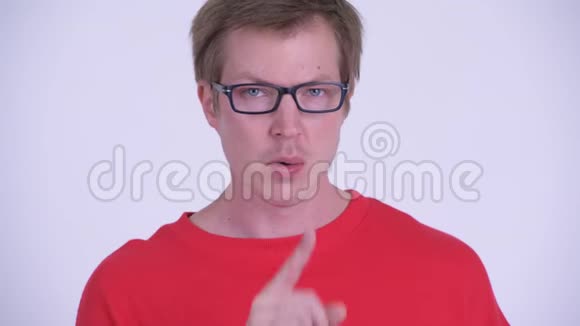 一张严肃的年轻人的脸手指在嘴唇上视频的预览图