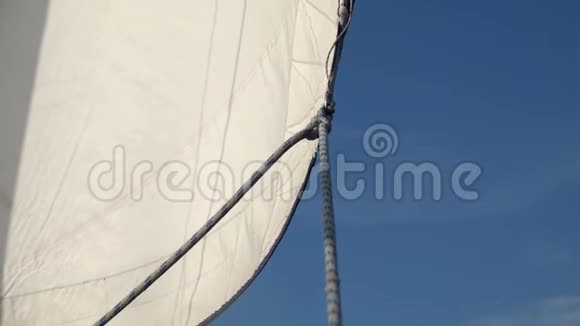 白帆在风中摇曳慢动作视频的预览图