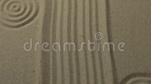 不寻常的沙子纹理在沙子里画出线条和圆圈有空间视频的预览图