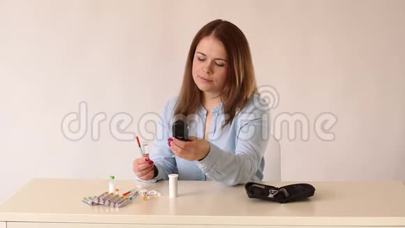 糖尿病女孩在家用血糖仪检查血糖水平视频的预览图