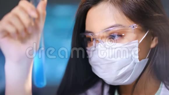 戴防护眼镜的亚洲女研究员制毒物化学检查视频的预览图