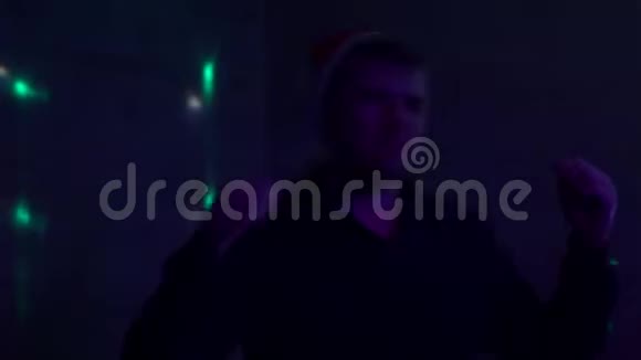一个在派对上戴圣诞帽的了一首歌读说唱跳舞视频的预览图